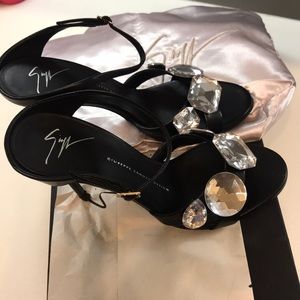 👡 Sandal. Comes with dust bag and box